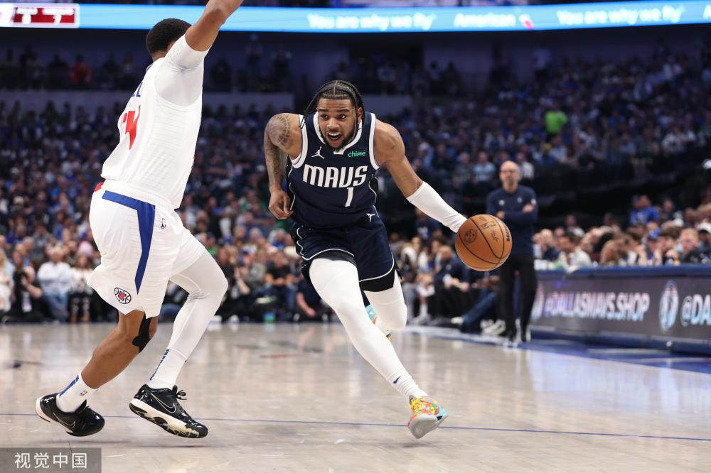 球与足球两 球与足球两